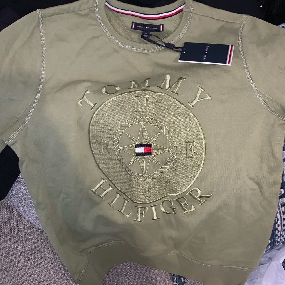 New!! Tommy Hilfiger LOGO CREWNECK SWEATSHIRT great material, and soft